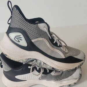 Under Armour Curry 9 1/2 Men's Athletic Shoes And Size 11 Womens